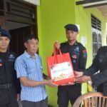 Berkah Ramadhan, Batalyon A Pelopor Brimob Polda Kaltim Bagikan Sembako Kepada Lansia
