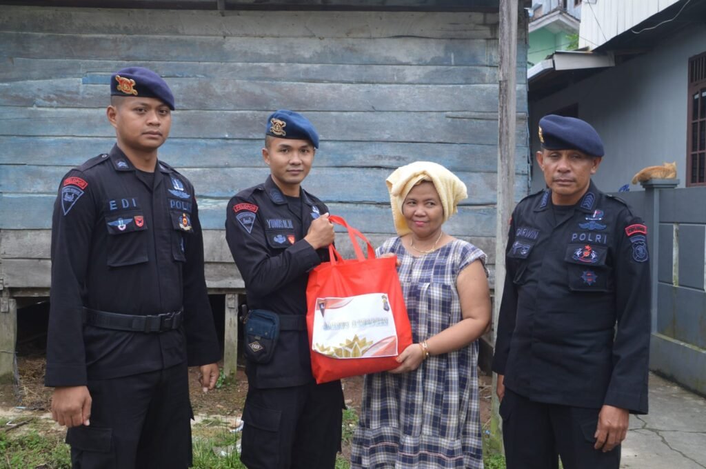 Berkah Ramadhan, Brimob Kaltim Yon A Pelopor Gencar Salurkan Bansos Kepada Warga Tidak Mampu