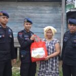 Berkah Ramadhan, Brimob Kaltim Yon A Pelopor Gencar Salurkan Bansos Kepada Warga Tidak Mampu