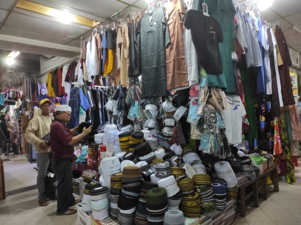 Di Kios H Irma Rapak Plaza, Baju Kurta, Koko, dan Gamis Pria dengan Harga Terjangkau