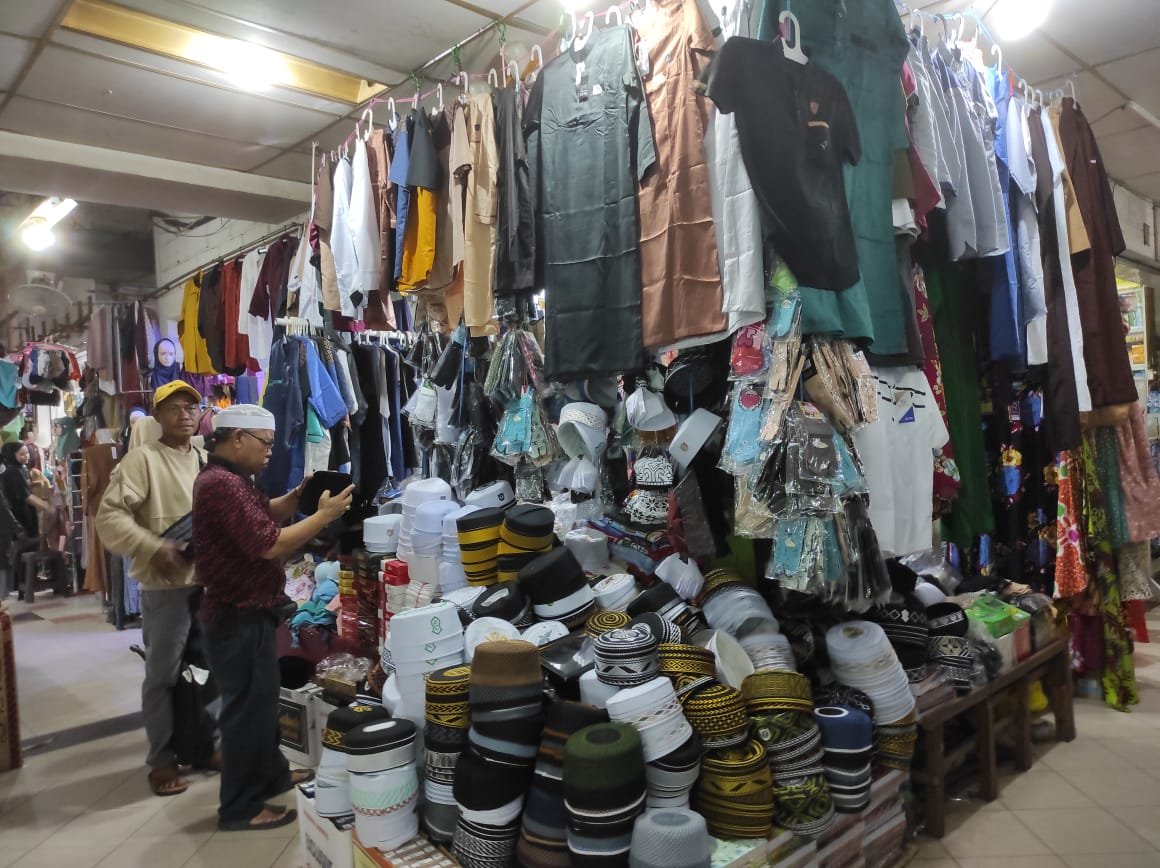 Di Kios H Irma Rapak Plaza, Baju Kurta, Koko, dan Gamis Pria dengan Harga Terjangkau
