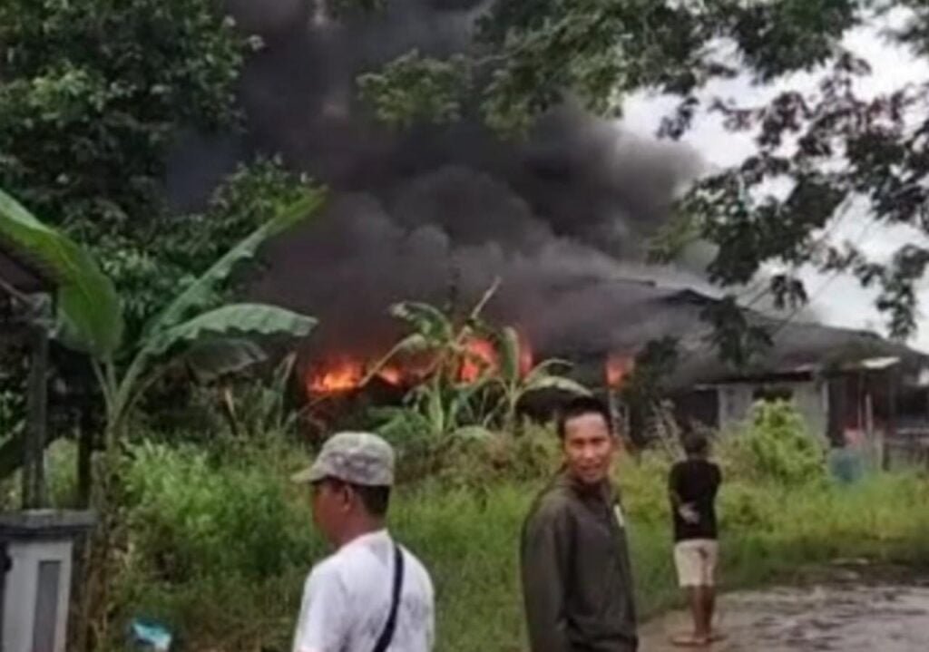 Kepulan Asap Hitam Terlihat Di Samarinda, Gudang Pengepul Plastik Bekas di Sempaja Timur Terbakar