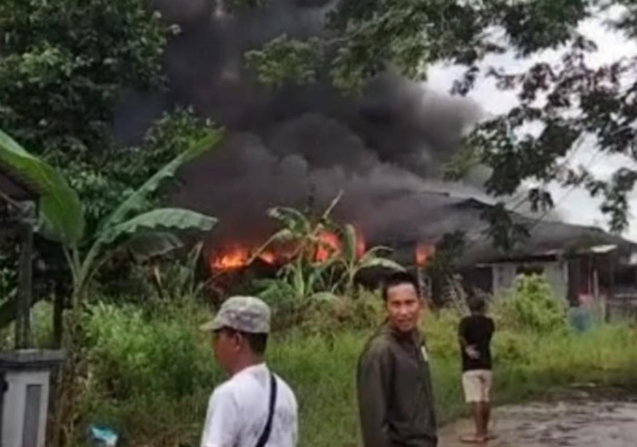 Kepulan Asap Hitam Terlihat Di Samarinda, Gudang Pengepul Plastik Bekas di Sempaja Timur Terbakar