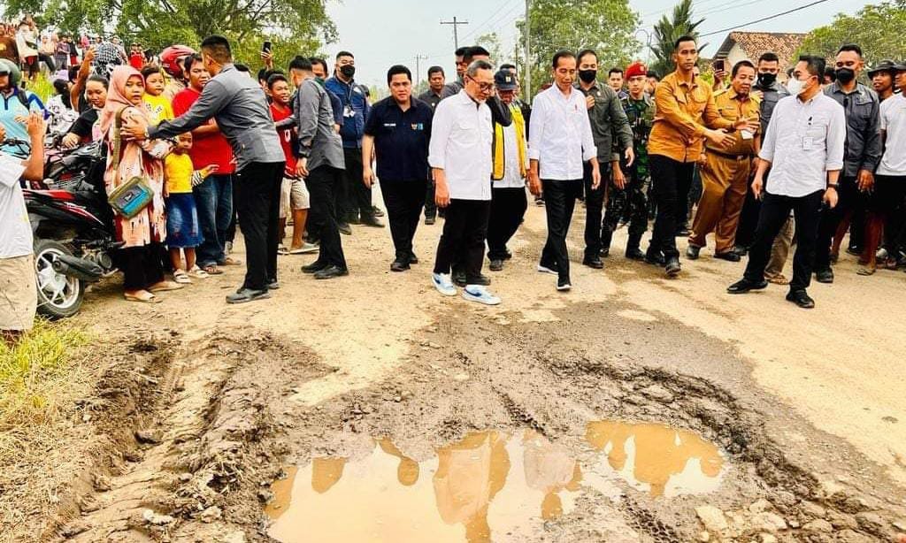Jokowi Mempersilahkan Masyarakat Melaporkan Jalan Rusak Melalui Medsos Miliknya