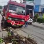 Truk Tangki Pertamina Kecelakaan di Tanjakan Rapak, Termundur Menabrak Tiang PJU