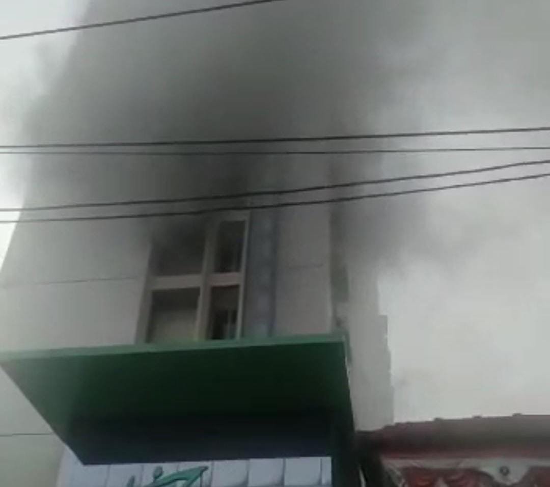 Hotel Whiz Prime di Balikpapan Terbakar, Kepulan Asap Terlihat di Lantai Atas