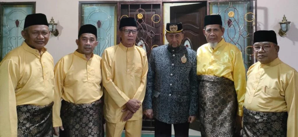 LBMK Bersilahturahmi Ke Kediaman Sultan Kutai, Sultan Aji Muhammad Arifin : LBMK Ini Untuk Menyatukan Yang Ada di KALTIM Untuk Pertama Kalinya