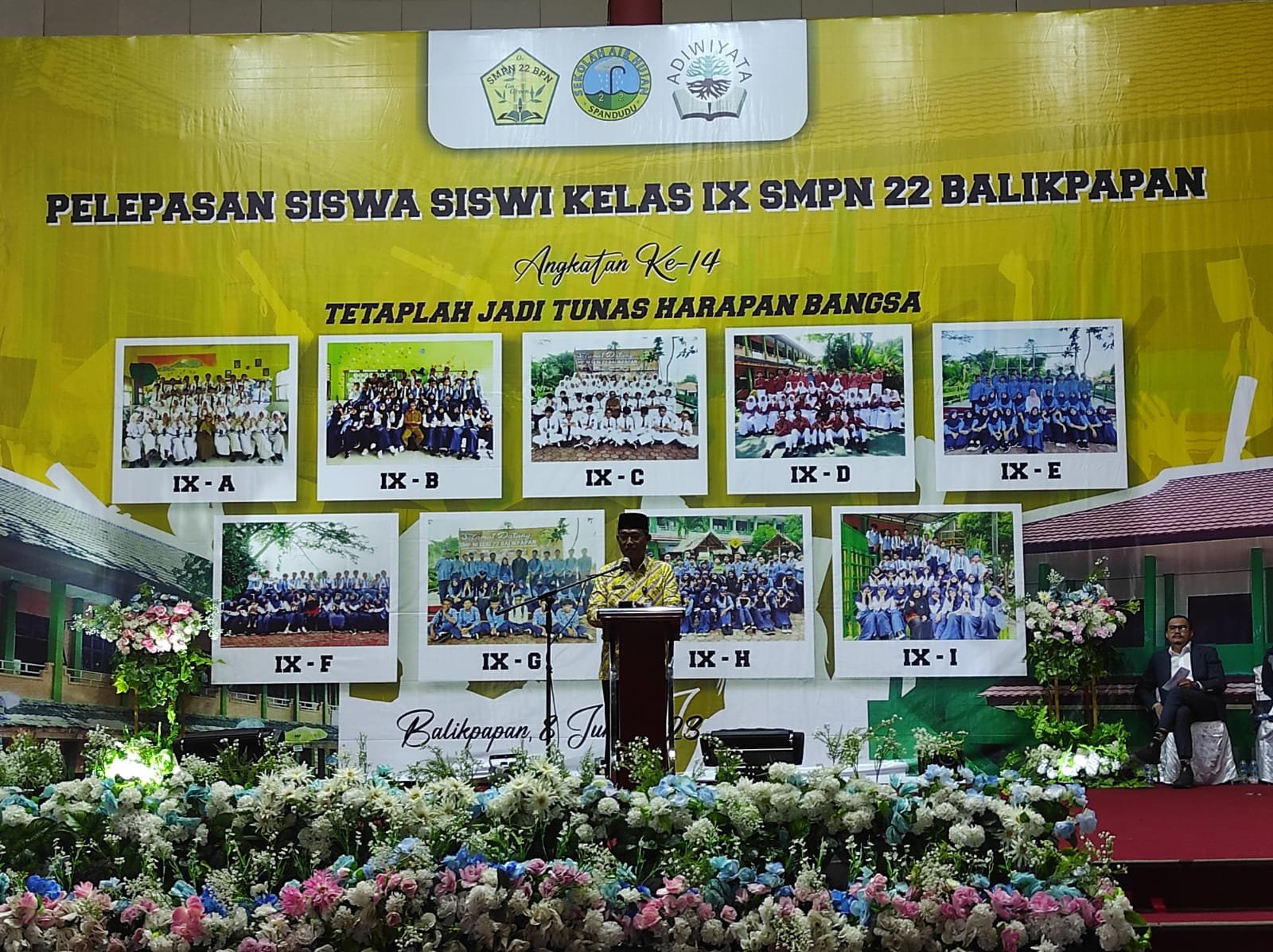 Selamat kepada siswa-siswi angkatan ke-14 SMPN 22 Balikpapan atas kelulusan 100%! Kepala SMPN 22 Balikpapan, Ibu Sunarmi, bangga dengan prestasi 309 siswa-siswi yang lulus.