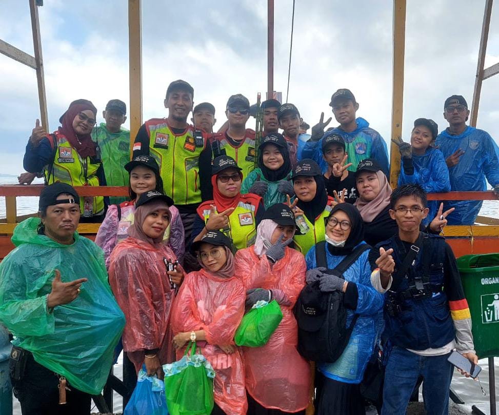 Libatkan Puluhan Relawan Dan Komunitas Tergabung Jadi Satu Di Kegiatan Bersih-bersih Pantai Di Kota Balikpapan, 9 Ton Sampah Dikumpulkan