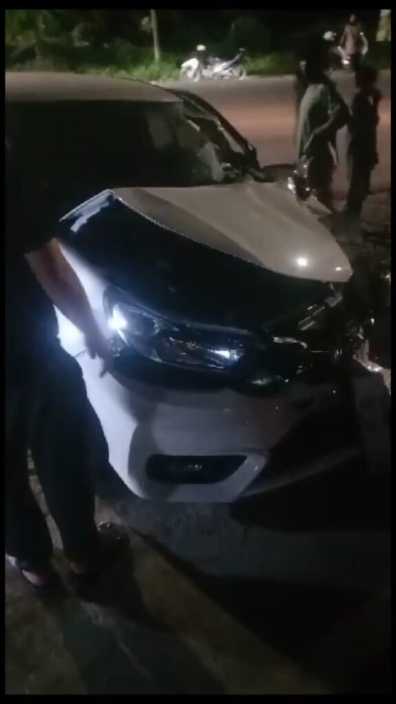 Tak Kuat Menanjak, Truk Termundur Hantam Minibus di Gunung Tangga