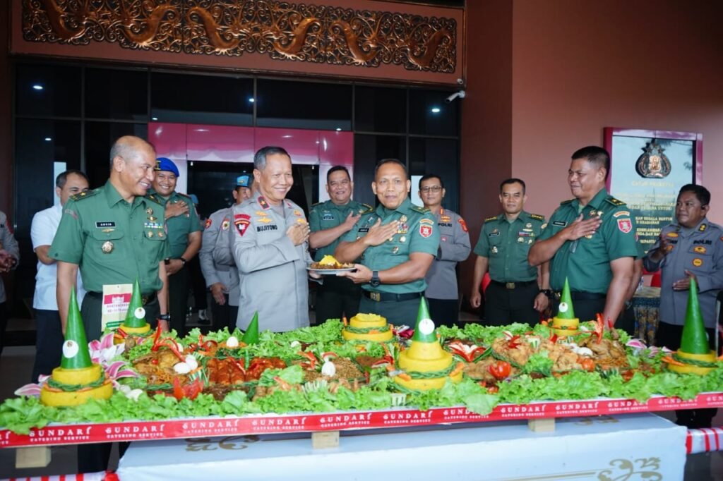Hari Bhayangkara ke-77, Kasdam VI/Mlw Berikan Tumpeng Kepada Wakapolda Kaltim