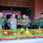 Hari Bhayangkara ke-77, Kasdam VI/Mlw Berikan Tumpeng Kepada Wakapolda Kaltim