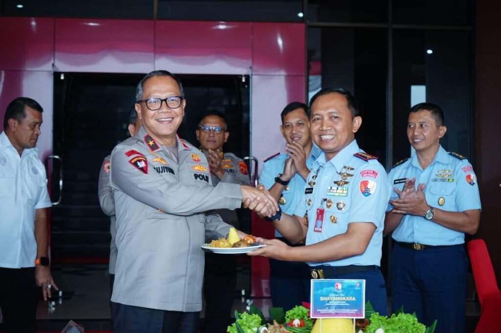 Wujud Soliditas TNI-Polri, Danlanud Dhomber Berikan Ucapan Selamat Hari Bhayangkara ke-77