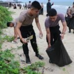 Tingkatkan Kesadaran Lingkungan, Polda Kaltim Gelar Kegiatan Pembersihan Sampah di Pasar dan Pantai Balikpapan