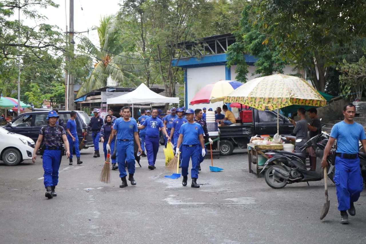 Tingkatkan Kesadaran Lingkungan, Polda Kaltim Gelar Kegiatan Pembersihan Sampah di Pasar dan Pantai Balikpapan