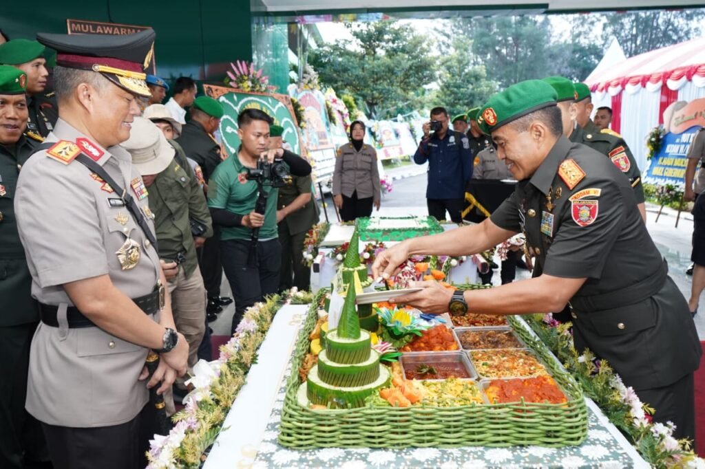 HUT Kodam VI/Mlw ke-65 Tahun, Kapolda Kaltim Beri Kejutan ke Pangdam