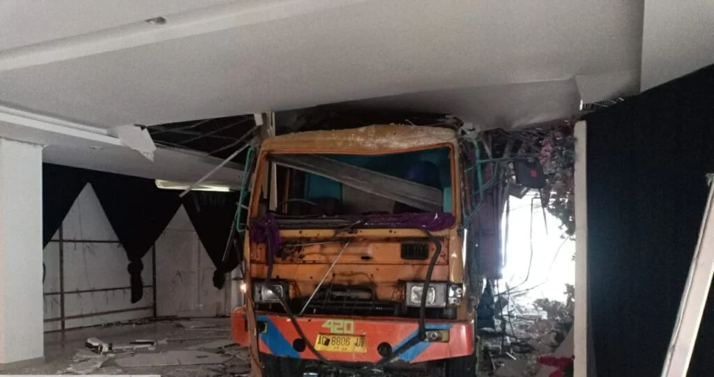 Truk Fuso Masuk ke Acara Resepsi Pernikahan di Gedung Kesenian