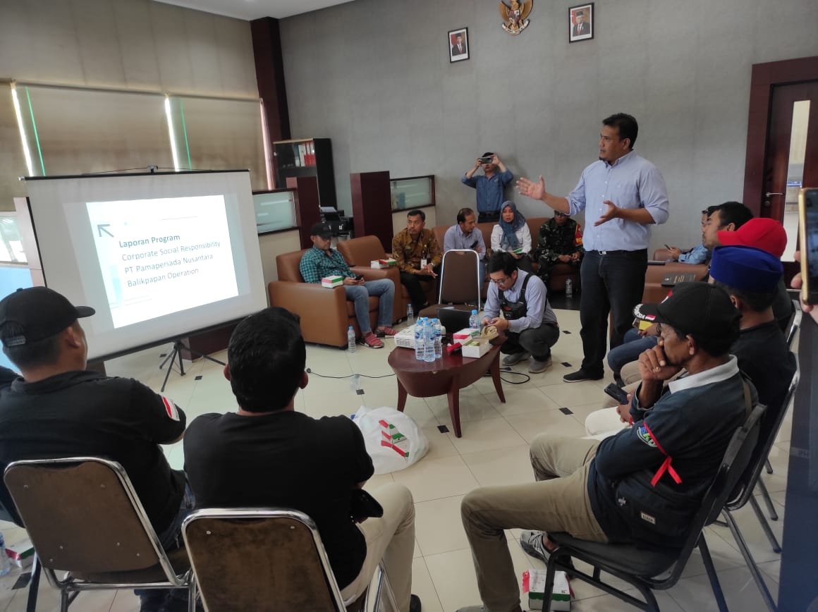 Gabungan LSM, Nelayan dan Masyarakat Menggelar Aksi Demo di Depan Kantor PT Pama