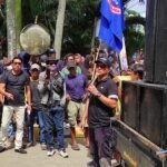 Gabungan LSM, Nelayan dan Masyarakat Menggelar Aksi Demo di Depan Kantor PT Pama