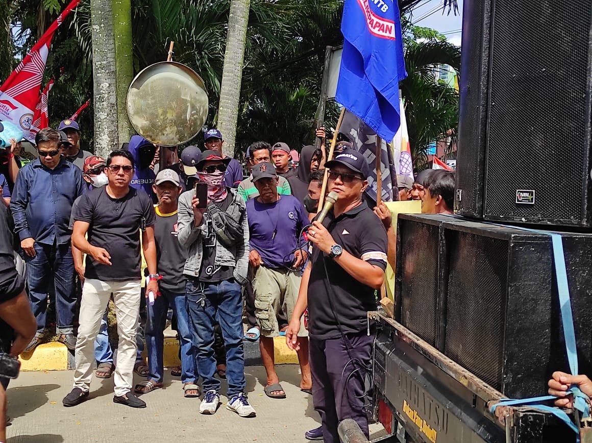 Gabungan LSM, Nelayan dan Masyarakat Menggelar Aksi Demo di Depan Kantor PT Pama