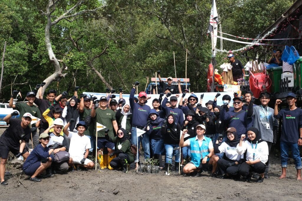 Dukung Kelestarian Lingkungan Hidup, Telkomsel bersama Balikpapan Youth Spirit Gen 5 dan Ciro Waste Tanam 200 Bibit Mangrove di Margo Mulyo