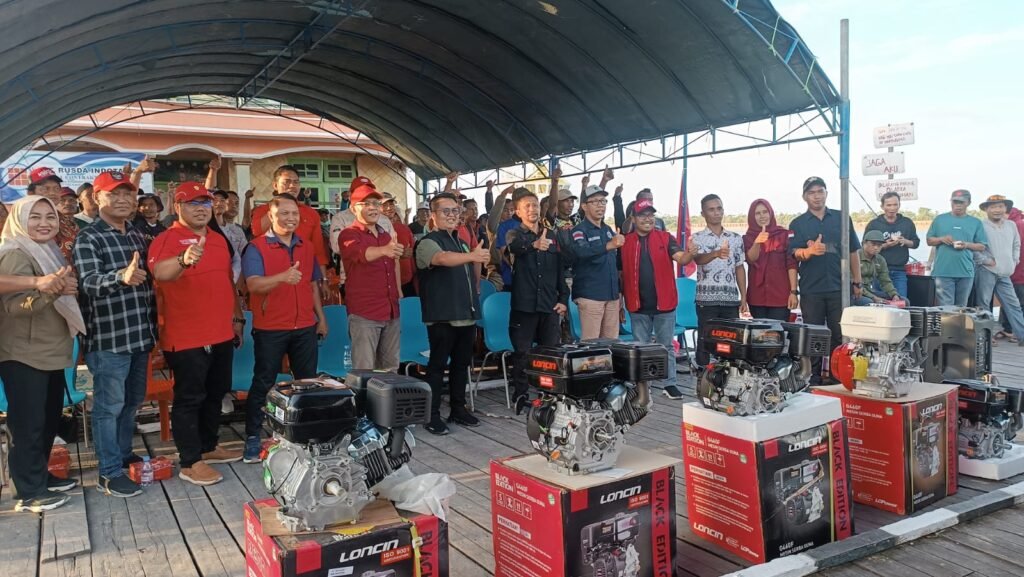 Tingkatkan Ekonomi Nelayan Pesisir Nelayan, Rendi Solihin Serahkan Puluhan Mesin Kapal