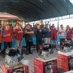 Tingkatkan Ekonomi Nelayan Pesisir Nelayan, Rendi Solihin Serahkan Puluhan Mesin Kapal