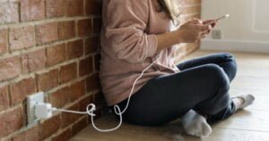 Inilah Kebiasaan Buruk yang Nggak Diketahui Dapat Merusak HP PROKALTIM 5 mengecarge hp