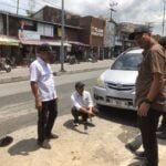 Fadlianoor Tinjau Langsung Jalan Simpang Strat 1 Akibat Meluber Air Drainase dan Akan Segera Dikerjakan