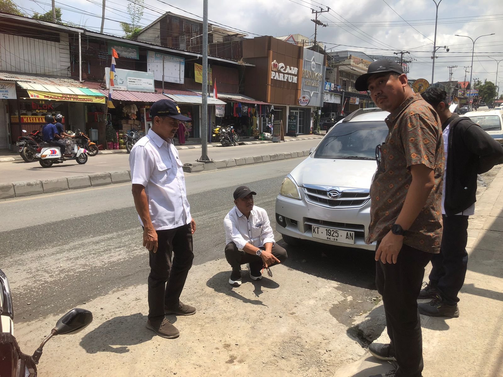 Fadlianoor Tinjau Langsung Jalan Simpang Strat 1 Akibat Meluber Air Drainase dan Akan Segera Dikerjakan