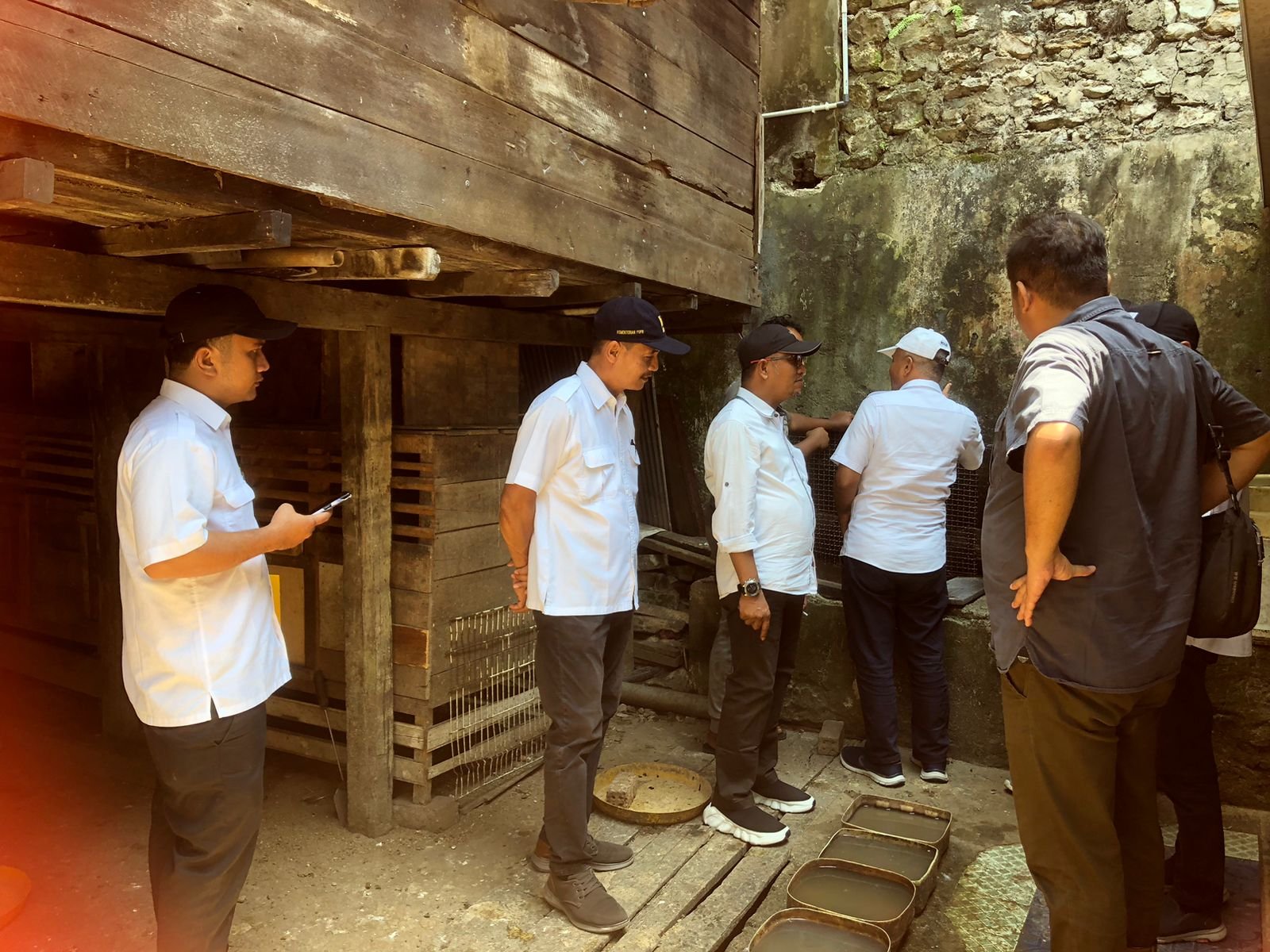 FadlianoorTinjau Langsung Jalan Simpang Strat 1 Akibat Meluber Air Drainase dan Akan Segera Dikerjakan