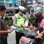 Ops Zebra Mahakam 2023, Personel Ditlantas Polda Kaltim Bagikan Brosur Himbauan kepada Pengendara Kendaraan Bermotor