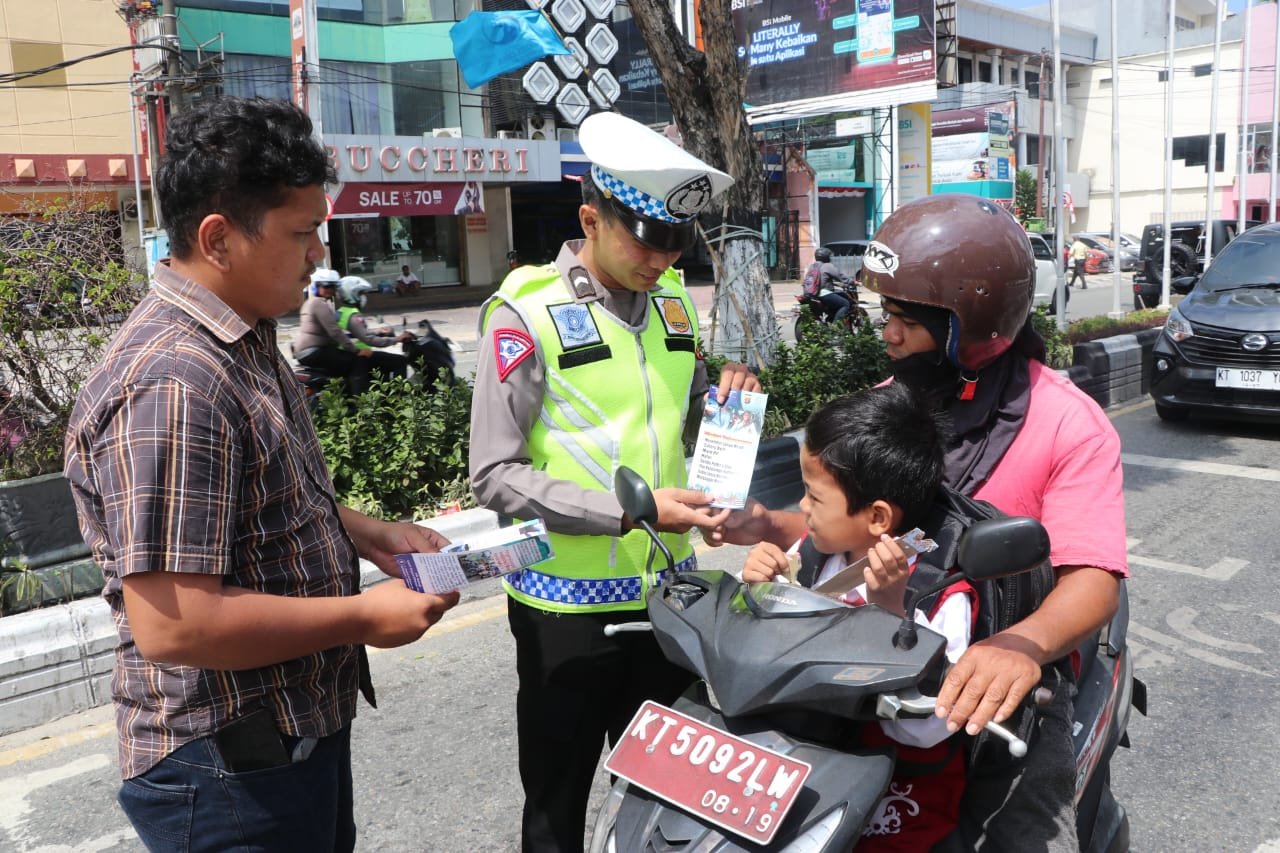 Ops Zebra Mahakam 2023, Personel Ditlantas Polda Kaltim Bagikan Brosur Himbauan kepada Pengendara Kendaraan Bermotor