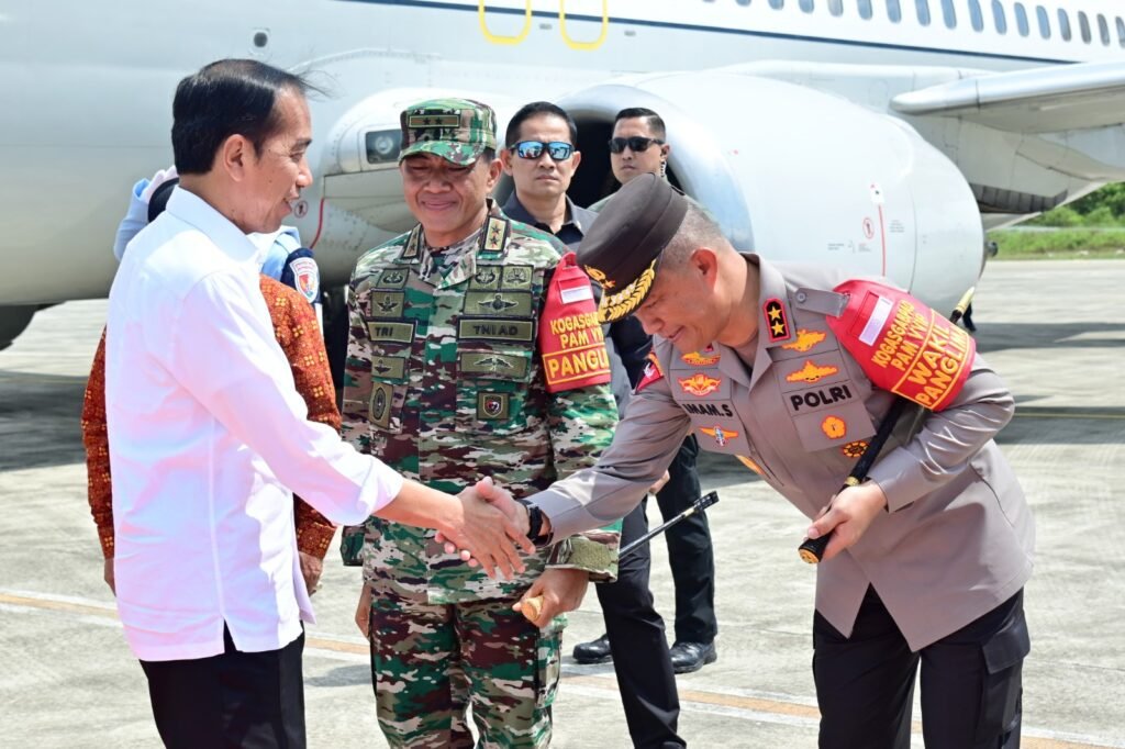 Kapolda Kaltim Sambut Kedatangan Presiden Jokowi di Samarinda