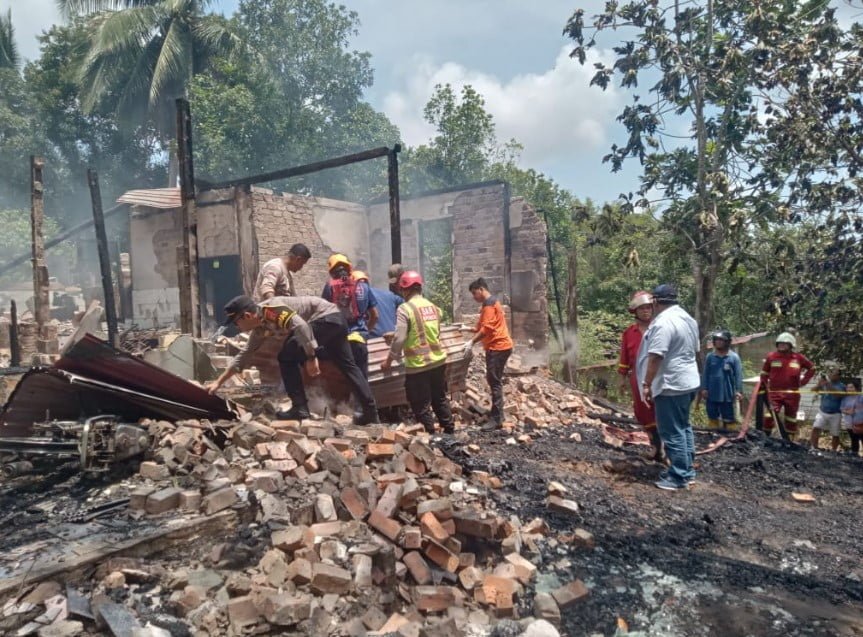 Respon Cepat Brimob Kaltim Padamkan Api di Karangjoang Transad Balikpapan Utara