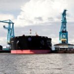 bongkar muat batu bara di muara berau