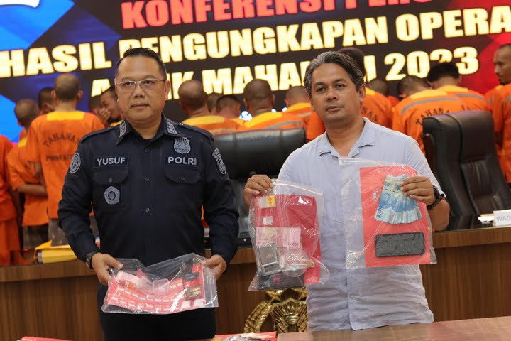 Barang Bukti Narkoba di tunjukan aparat kepolisian
