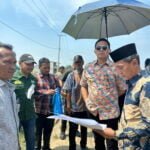 Bersongkok hitam Noor Wahid Dirut PDAM Samarinda. (Foto Istimewa)