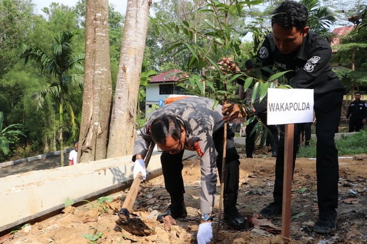 Bid Humas Polda Kaltim Tanam Pohon