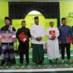 Bupati Kukar Edi Damansyah Menyerahkan Bantuan Simbolis Kepada pengurus rumah ibadah dan yayasan (Foto:Istimewa)