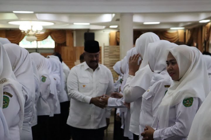 Bupati Kukar, Edi Damansyah, saat melantik pejabat struktural, pengawas, administrator dan kepsek