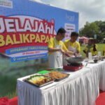 demo masak ”Nasi Goreng CEO” yang dilakukan Adrian Suherman, Presiden Direktur & CEO PT Matahari Putra Prima, tbk, di Hypermart Family Fun Day