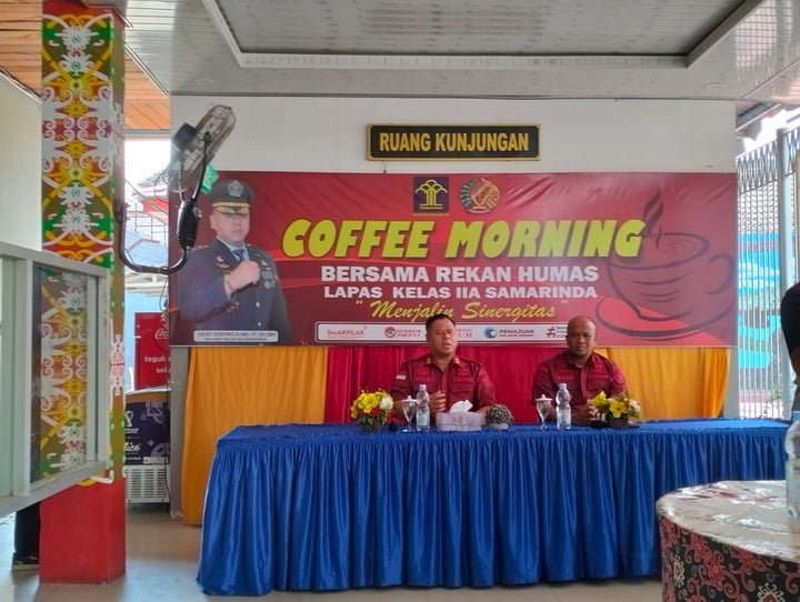 Hudi Ismono Kalapas Samarinda didampingi Wahid Humas Lapas Samarinda saat menggelar coffe morning. (Foto: Ps)