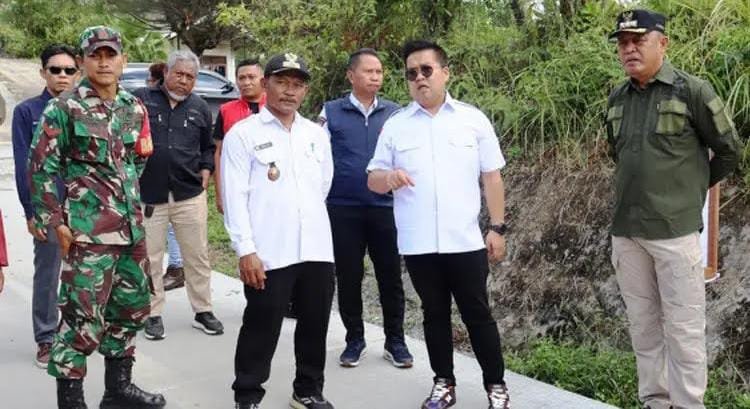 Kades Sebut Pembangunan 2 Km Jalan Desa Karya Tingkatkan Ekonomi Masyarakat PROKALTIM 1 Kades Karya Jaya bersama Wabup Kukar Rendi Solihin. (Foto: Istimewa)