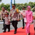 penyambutan Kapolda Kaltim Irjen Pol Drs Nanang Avianto, M.Si dengan tari-tarian, jajar kehormatan dan pedang pora serta penyambutan oleh seluruh pejabat utama beserta personel Polda Kaltim.