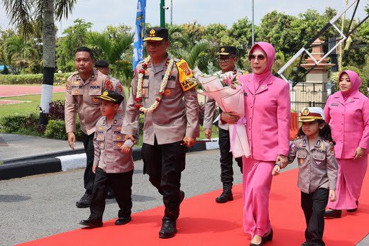 penyambutan Kapolda Kaltim Irjen Pol Drs Nanang Avianto, M.Si dengan tari-tarian, jajar kehormatan dan pedang pora serta penyambutan oleh seluruh pejabat utama beserta personel Polda Kaltim.