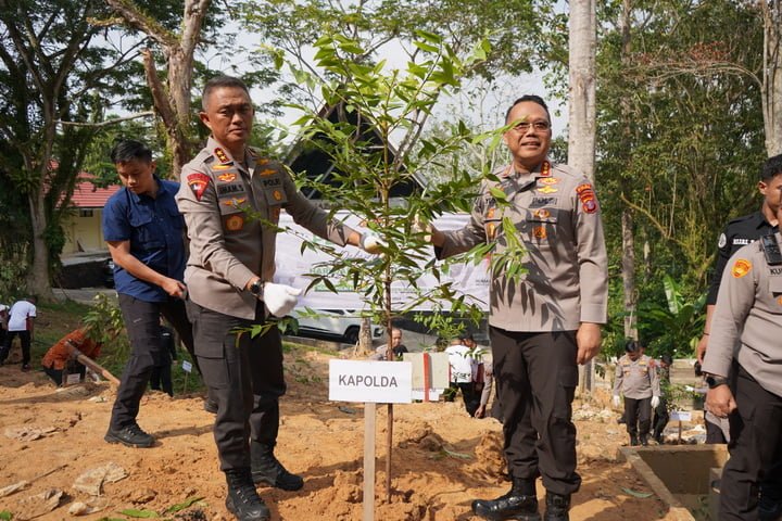 Kapolda Kaltim tanam pohon di peringatan HUT Ke 72 Humas Polri Sambut HUT Ke-72 Humas Polri, Polda Kaltim Tanam 1.500 Pohon PROKALTIM