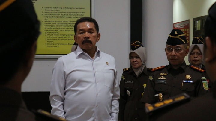 Kejagung RI ST Burhanuddin saat berada di kantor Kejari Kukar didampingi Kajari Kukar Tommy Kristianto. (Foto: Penkum Kejari Kukar)