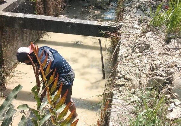 Limbah Semen di Drainase Graha Indah