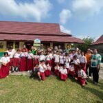 Para Murid Sd di Kecamatan Tabang mendapatkan pelayanan KIA (Foto Ozn)
